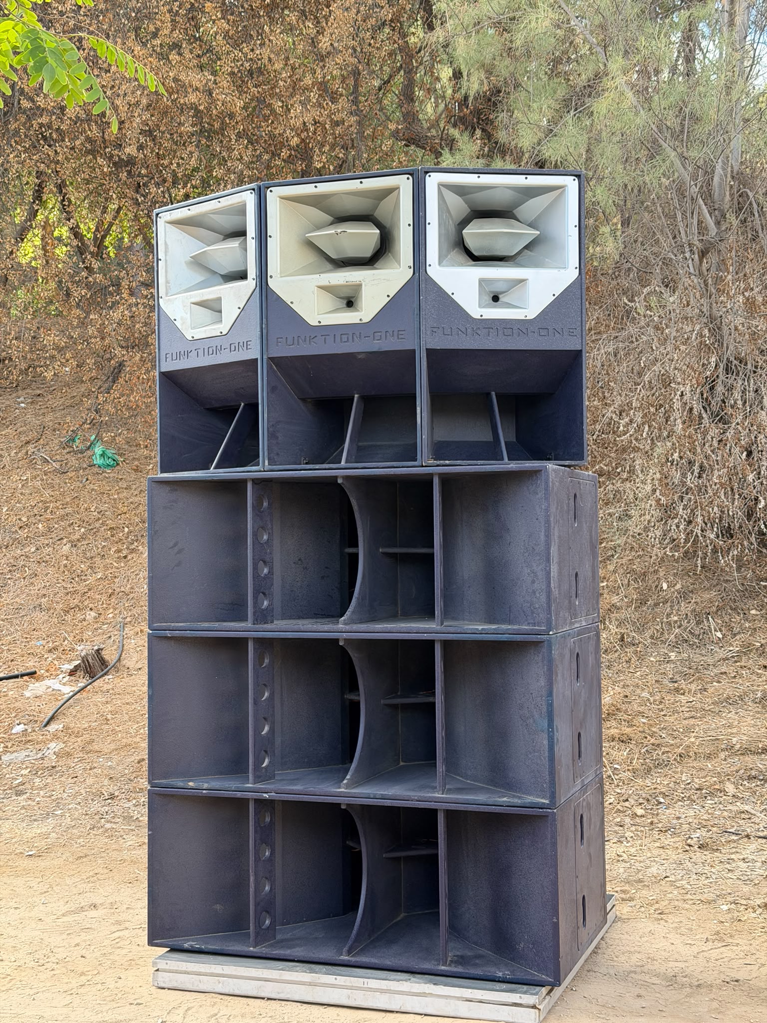 סטאק רמקולים באירוע חוץ בשעת זהב